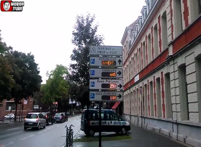 Video :Information on parking signs is altered by a perverted hacker